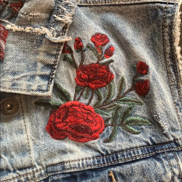 Denim vest with rose patches - Picture 3 of 11